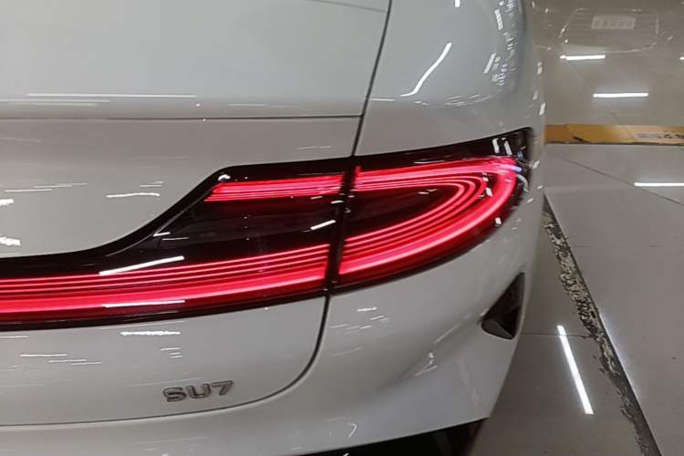 Used Xiaomi Auto SU7 2024 Rear-Drive Long-Range Intelligent Driving Version Right Rear Taillight