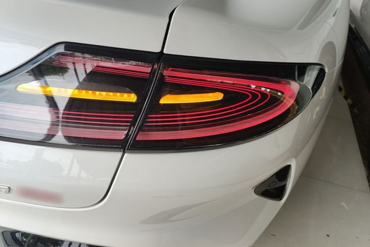 Used Xiaomi Auto SU7 2024 Four-Wheel Drive Ultra-Long Range Advanced Intelligent Driving Max Edition Right Rear Taillight