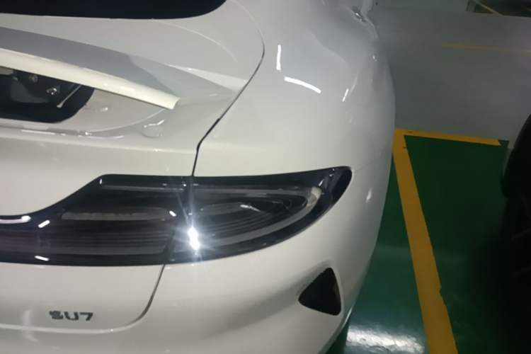 Used Xiaomi Auto SU7 2024 Rear-Drive Long-Range Intelligent Driving Version Right Rear Taillight