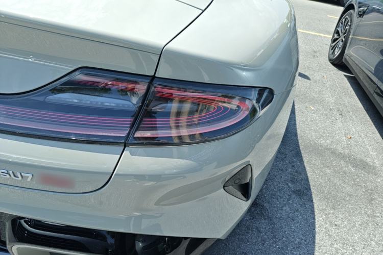 Used Xiaomi Auto SU7 2024 Four-Wheel Drive Ultra-Long Range Advanced Intelligent Driving Max Edition Right Rear Taillight