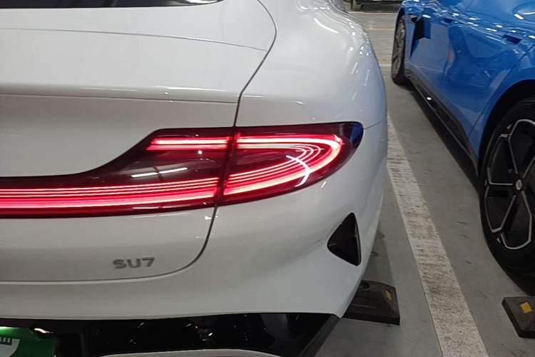 Used Xiaomi Auto SU7 2024 Rear-Drive Ultra-Long Range Advanced Pro-Level Intelligent Driving Version Right Rear Taillight