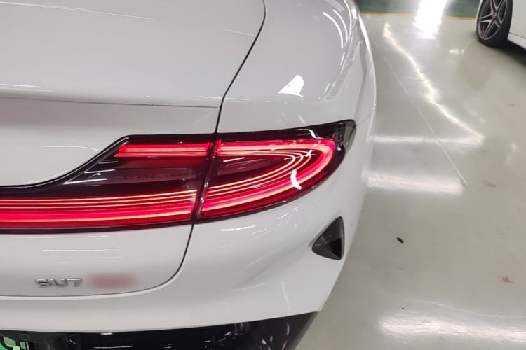 Used Xiaomi Auto SU7 2024 Four-Wheel Drive Ultra-Long Range Advanced Intelligent Driving Max Edition Right Rear Taillight
