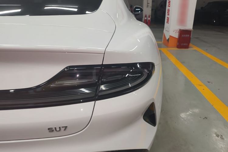 Used Xiaomi Auto SU7 2024 Rear-Drive Ultra-Long Range Advanced Pro-Level Intelligent Driving Version Right Rear Taillight