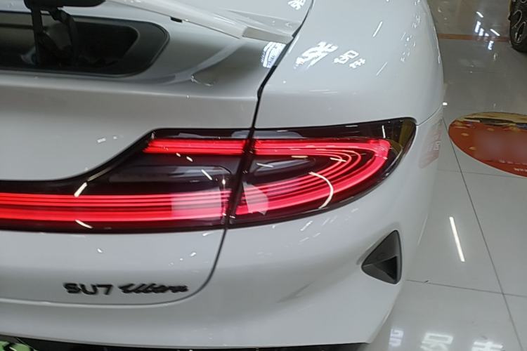 Used Xiaomi Auto SU7 2024 Rear-Drive Ultra-Long Range Advanced Pro-Level Intelligent Driving Version Right Rear Taillight