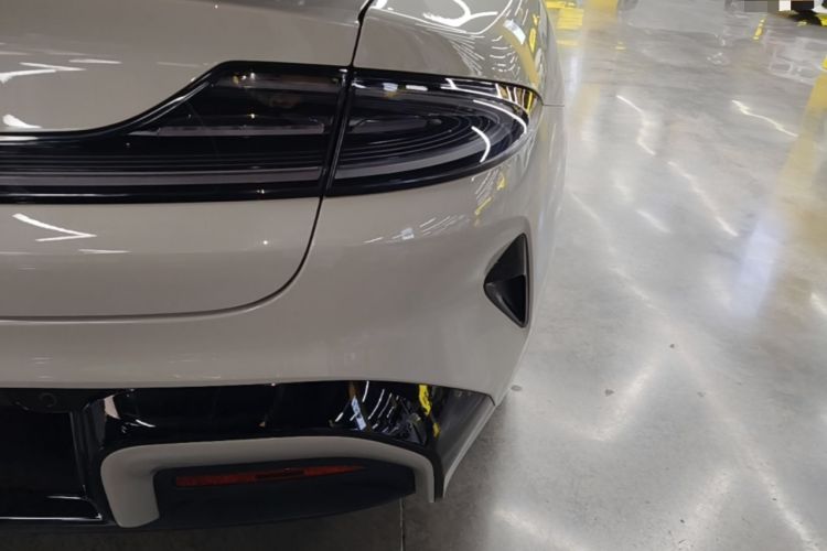 Used Xiaomi Auto SU7 2024 Four-Wheel Drive Ultra-Long Range Advanced Intelligent Driving Max Edition Right Rear Taillight