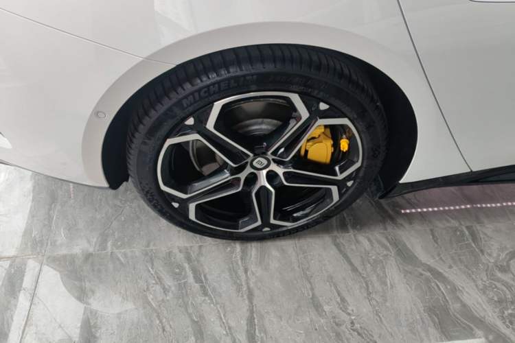 Used Xiaomi Auto SU7 2024 Rear-Drive Long-Range Intelligent Driving Version Right Rear Wheel Hub