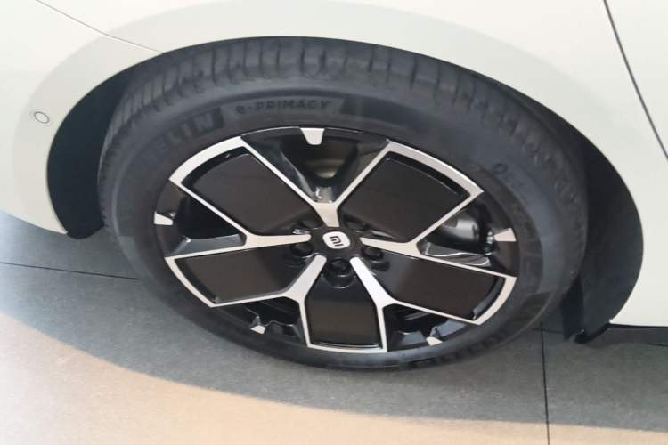 Used Xiaomi Auto SU7 2024 Rear-Drive Long-Range Intelligent Driving Version Right Rear Wheel Hub