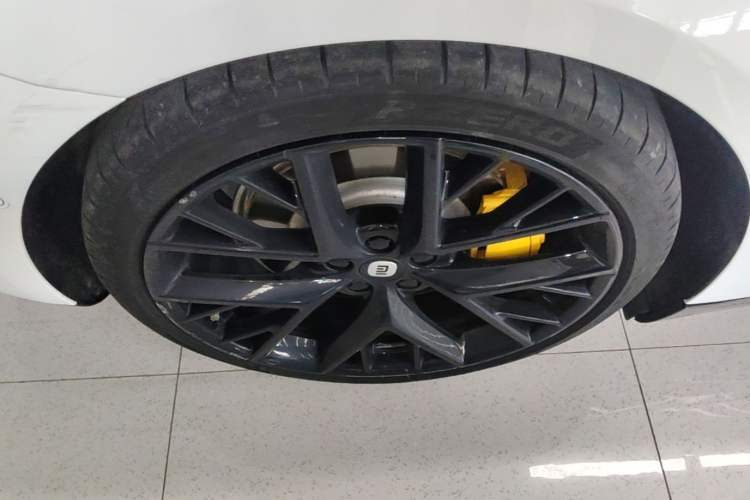 Used Xiaomi Auto SU7 2024 Four-Wheel Drive Ultra-Long Range Advanced Intelligent Driving Max Edition Right Rear Wheel Hub