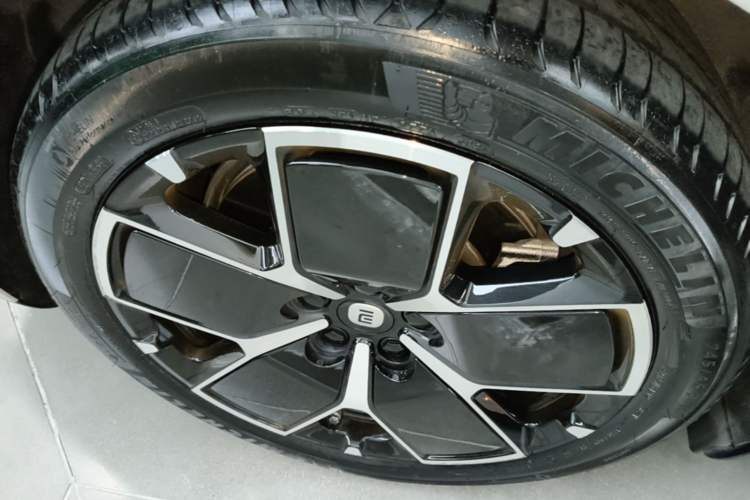 Used Xiaomi Auto SU7 2024 Four-Wheel Drive Ultra-Long Range Advanced Intelligent Driving Max Edition Right Rear Wheel Hub