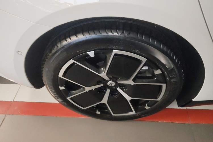 Used Xiaomi Auto SU7 2024 Rear-Drive Ultra-Long Range Advanced Pro-Level Intelligent Driving Version Right Rear Wheel Hub