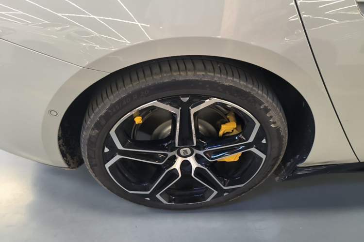 Used Xiaomi Auto SU7 2024 Rear-Drive Long-Range Intelligent Driving Version Right Rear Wheel Hub
