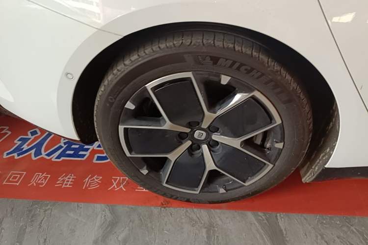 Used Xiaomi Auto SU7 2024 Rear-Drive Long-Range Intelligent Driving Version Right Rear Wheel Hub