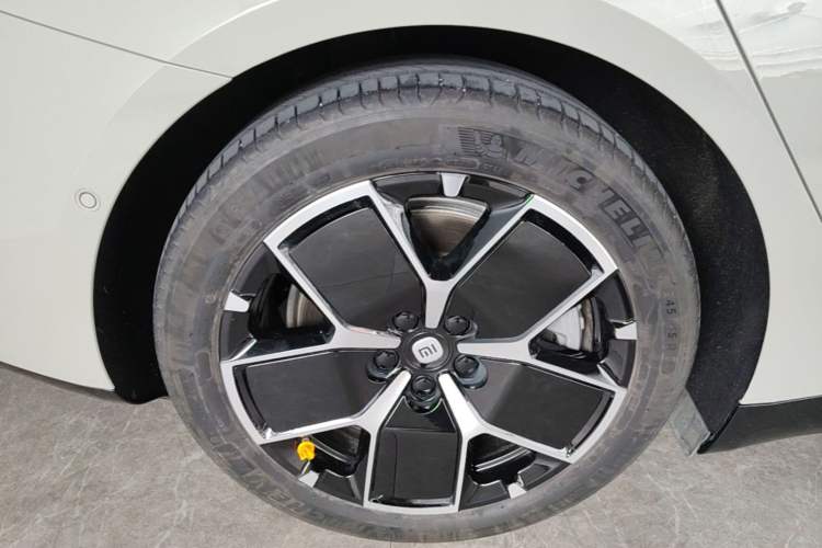 Used Xiaomi Auto SU7 2024 Rear-Drive Long-Range Intelligent Driving Version Right Rear Wheel Hub