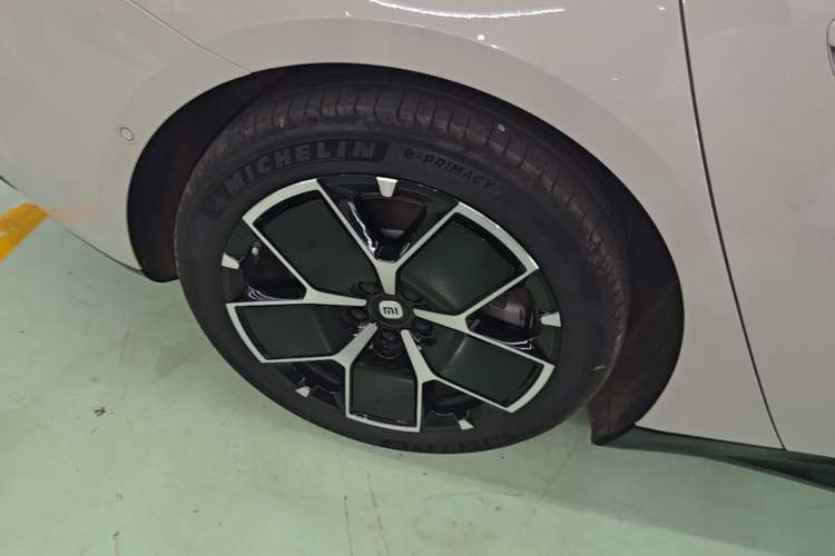 Used Xiaomi Auto SU7 2024 Rear-Drive Long-Range Intelligent Driving Version Right Rear Wheel Hub