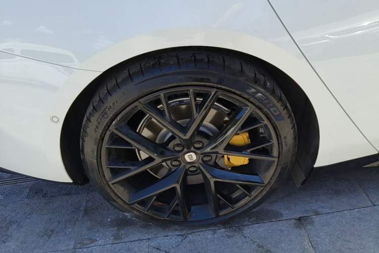 Used Xiaomi Auto SU7 2024 Four-Wheel Drive Ultra-Long Range Advanced Intelligent Driving Max Edition Right Rear Wheel Hub