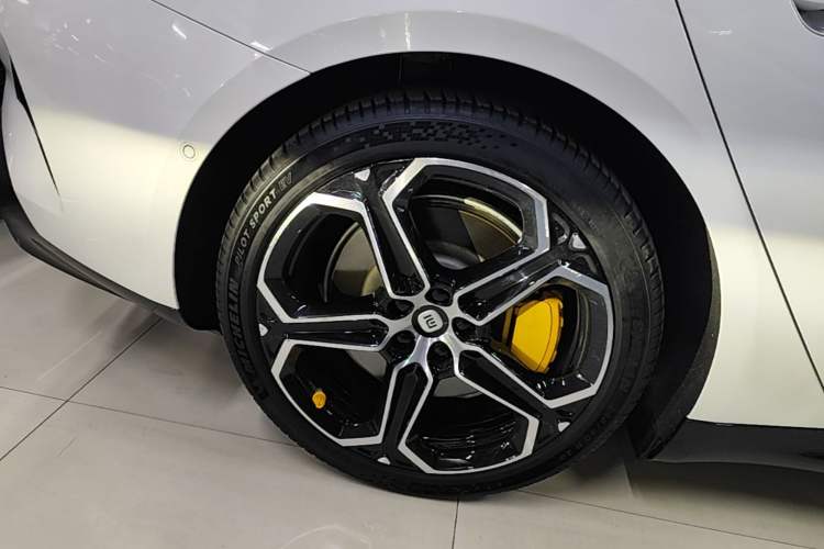 Used Xiaomi Auto SU7 2024 Rear-Drive Long-Range Intelligent Driving Version Right Rear Wheel Hub