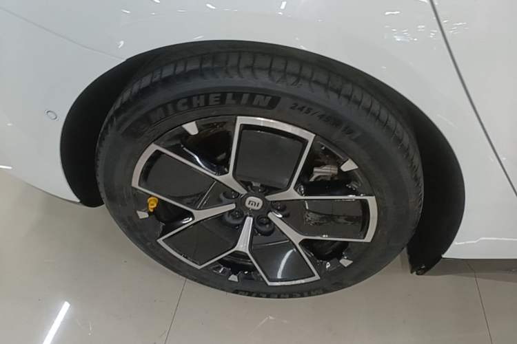 Used Xiaomi Auto SU7 2024 Rear-Drive Long-Range Intelligent Driving Version Right Rear Wheel Hub