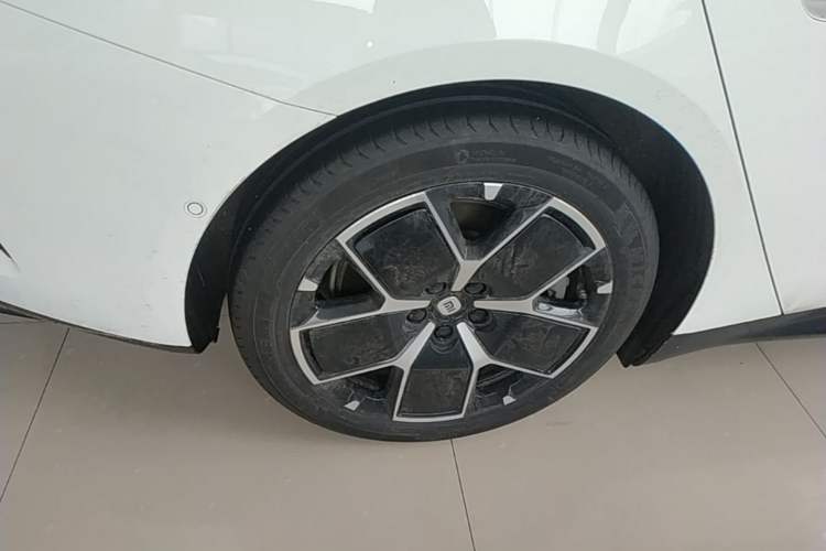 Used Xiaomi Auto SU7 2024 Rear-Drive Long-Range Intelligent Driving Version Right Rear Wheel Hub