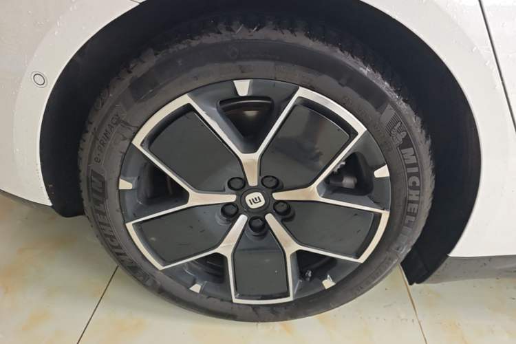 Used Xiaomi Auto SU7 2024 Rear-Drive Long-Range Intelligent Driving Version Right Rear Wheel Hub