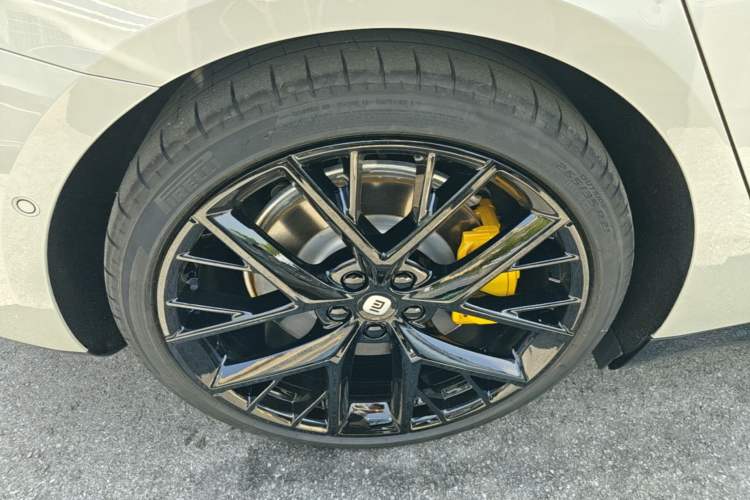 Used Xiaomi Auto SU7 2024 Four-Wheel Drive Ultra-Long Range Advanced Intelligent Driving Max Edition Right Rear Wheel Hub