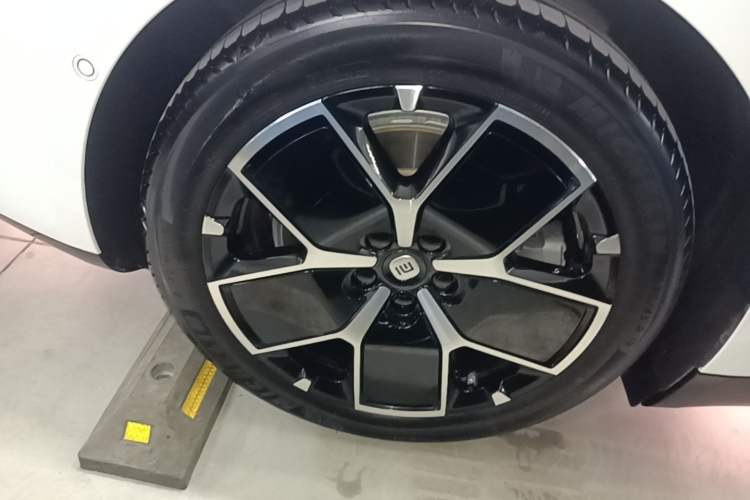 Used Xiaomi Auto SU7 2024 Rear-Drive Ultra-Long Range Advanced Pro-Level Intelligent Driving Version Right Rear Wheel Hub