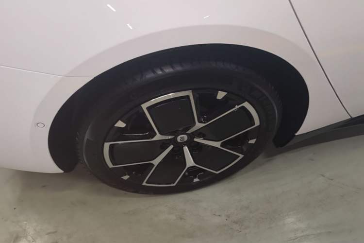 Used Xiaomi Auto SU7 2024 Rear-Drive Ultra-Long Range Advanced Pro-Level Intelligent Driving Version Right Rear Wheel Hub
