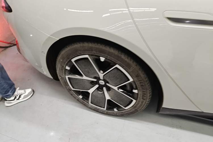 Used Xiaomi Auto SU7 2024 Rear-Drive Long-Range Intelligent Driving Version Right Rear Wheel Hub