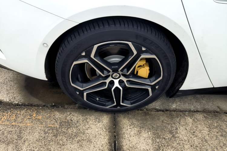 Used Xiaomi Auto SU7 2024 Four-Wheel-Drive Max Founder's Edition Right Rear Wheel Hub