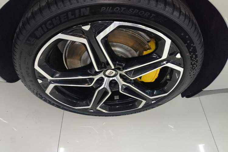 Used Xiaomi Auto SU7 2024 Rear-Drive Long-Range Intelligent Driving Version Right Rear Wheel Hub