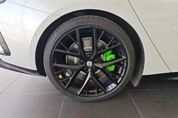 Used Xiaomi Auto SU7 2024 Four-Wheel Drive Ultra-Long Range Advanced Intelligent Driving Max Edition Right Rear Wheel Hub