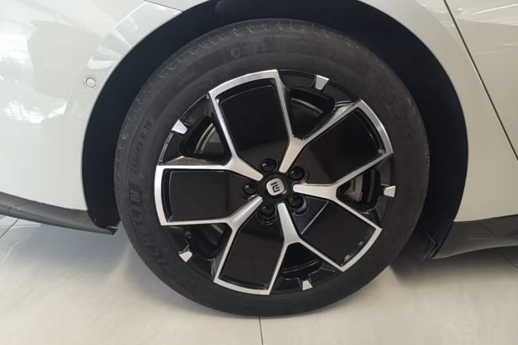 Used Xiaomi Auto SU7 2024 Rear-Drive Long-Range Intelligent Driving Version Right Rear Wheel Hub