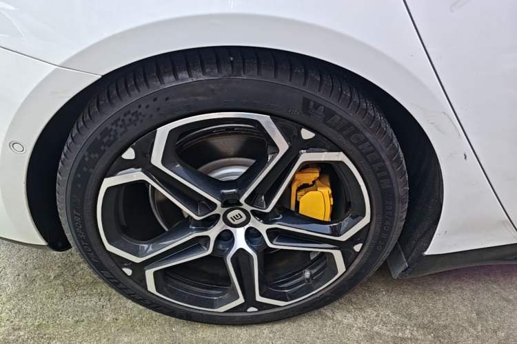 Used Xiaomi Auto SU7 2024 Four-Wheel Drive Ultra-Long Range Advanced Intelligent Driving Max Edition Right Rear Wheel Hub