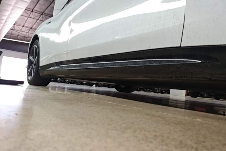 Used Xiaomi Auto SU7 2024 Four-Wheel Drive Ultra-Long Range Advanced Intelligent Driving Max Edition Right Side Sill