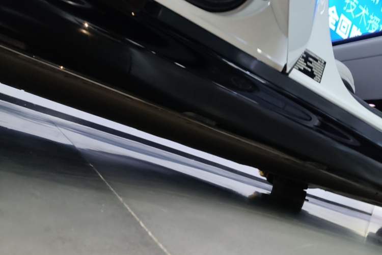 Used Xiaomi Auto SU7 2024 Four-Wheel Drive Ultra-Long Range Advanced Intelligent Driving Max Edition Right Side Sill