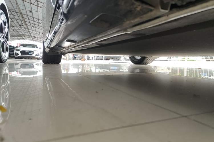 Used Xiaomi Auto SU7 2024 Four-Wheel Drive Ultra-Long Range Advanced Intelligent Driving Max Edition Right Side Sill