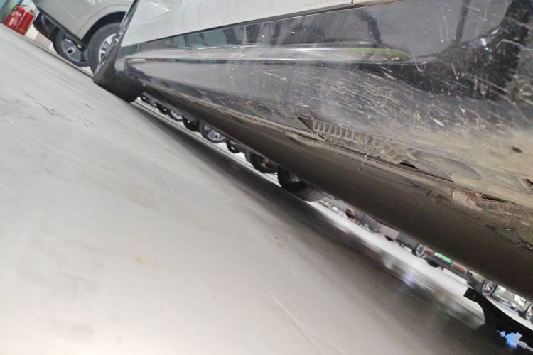 Used Xiaomi Auto SU7 2024 Four-Wheel Drive Ultra-Long Range Advanced Intelligent Driving Max Edition Right Side Sill