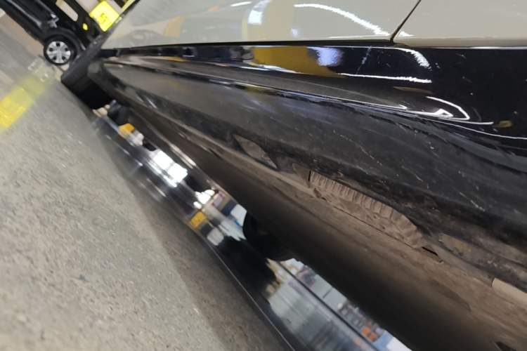 Used Xiaomi Auto SU7 2024 Four-Wheel Drive Ultra-Long Range Advanced Intelligent Driving Max Edition Right Side Sill