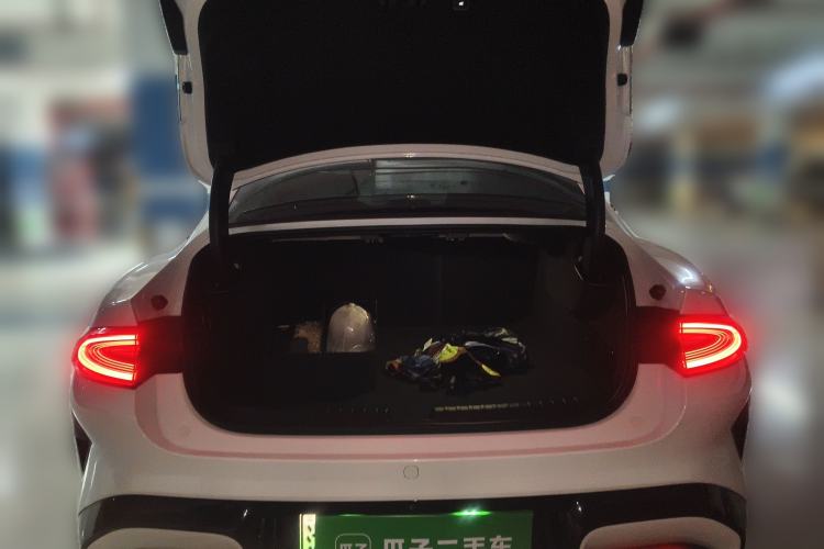 Used Xiaomi Auto SU7 2024 Four-Wheel Drive Ultra-Long Range Advanced Intelligent Driving Max Edition Trunk