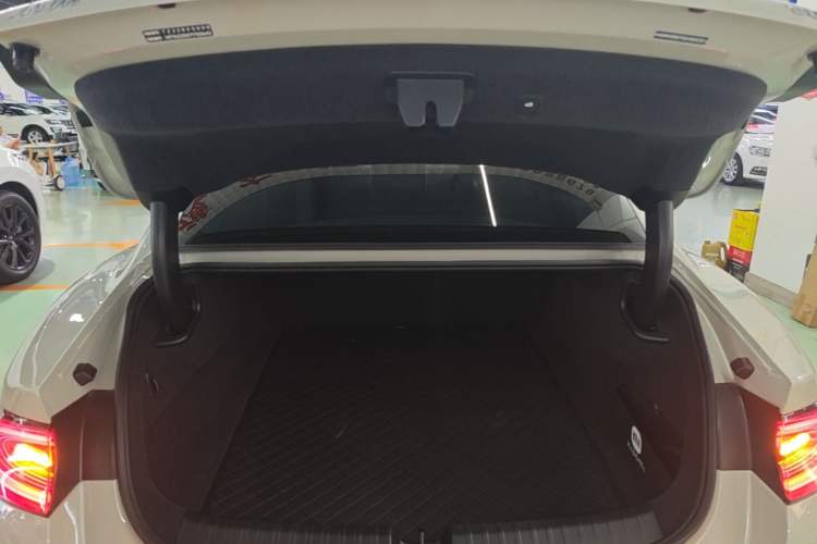 Used Xiaomi Auto SU7 2024 Rear-Drive Long-Range Intelligent Driving Version Trunk