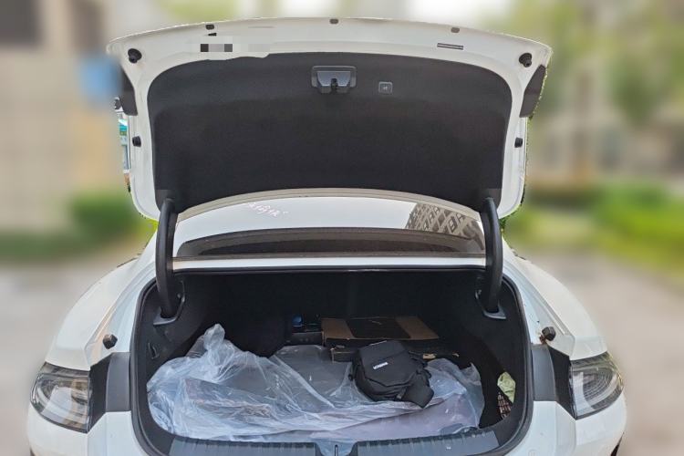 Used Xiaomi Auto SU7 2024 Four-Wheel Drive Ultra-Long Range Advanced Intelligent Driving Max Edition Trunk