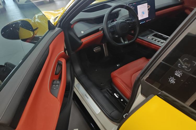 Used Xiaomi Auto SU7 2024 Four-Wheel Drive Ultra-Long Range Advanced Intelligent Driving Max Edition Interior 3