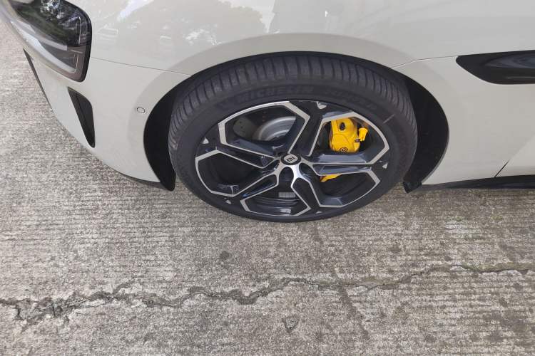 Used Xiaomi Auto SU7 2024 Rear-Drive Ultra-Long Range Advanced Pro-Level Intelligent Driving Version Left Front Wheel Hub
