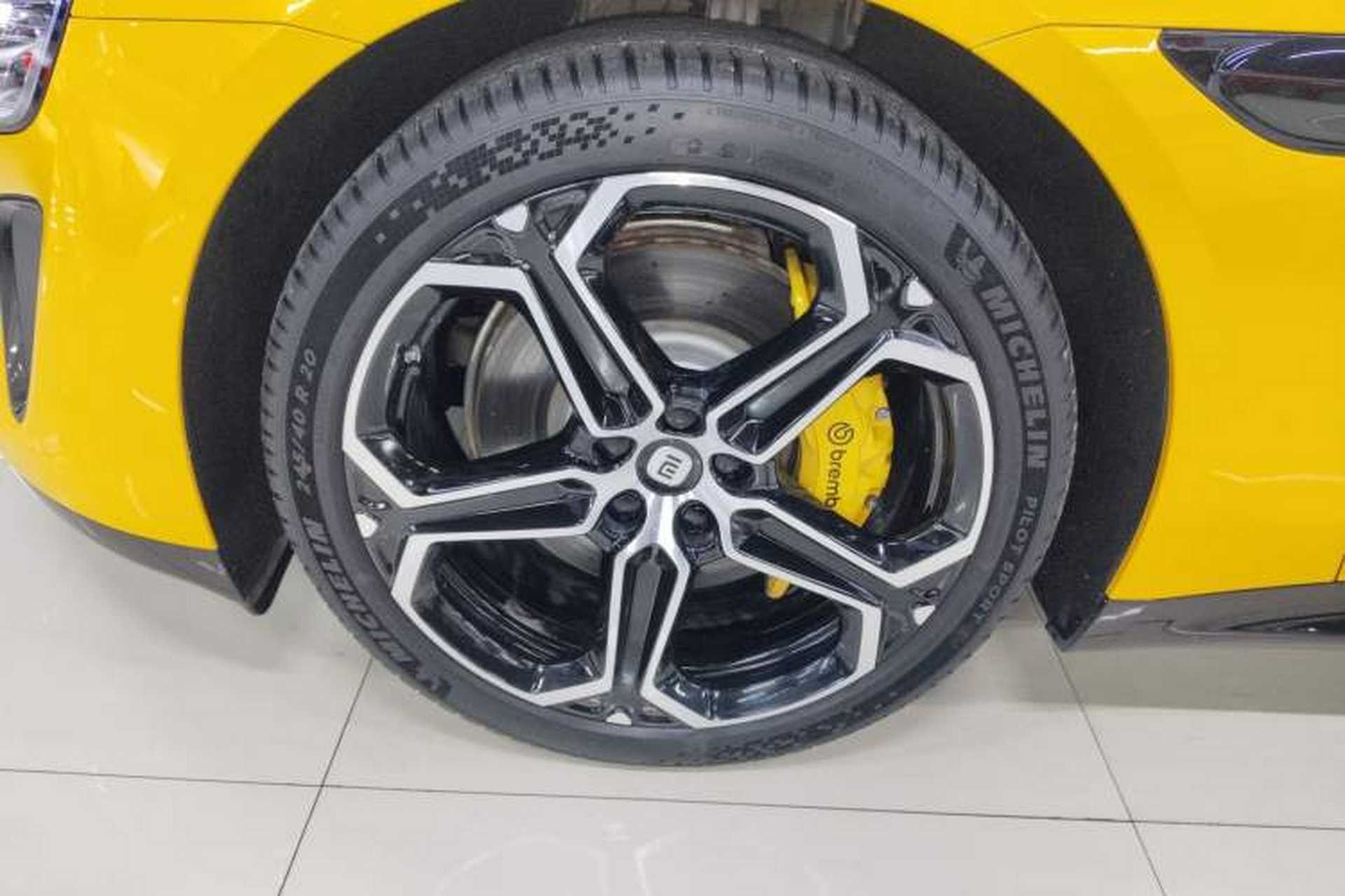 Used Xiaomi Auto SU7 2024 Rear-Drive Ultra-Long Range Advanced Pro-Level Intelligent Driving Version Left Front Wheel Hub