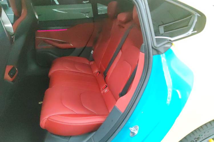 Used Xiaomi Auto SU7 2024 Four-Wheel Drive Ultra-Long Range Advanced Intelligent Driving Max Edition Left Rear Seat
