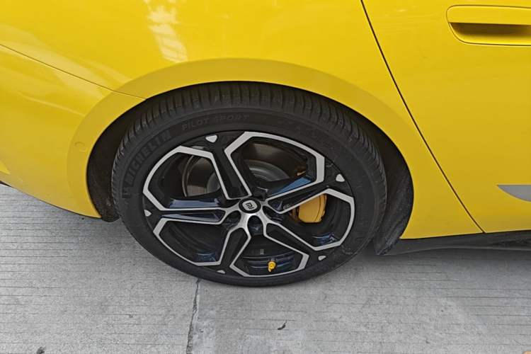 Used Xiaomi Auto SU7 2024 Four-Wheel Drive Ultra-Long Range Advanced Intelligent Driving Max Edition Right Rear Wheel Hub