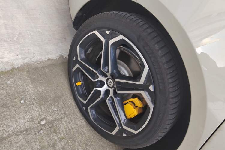 Used Xiaomi Auto SU7 2024 Rear-Drive Ultra-Long Range Advanced Pro-Level Intelligent Driving Version Right Rear Wheel Hub