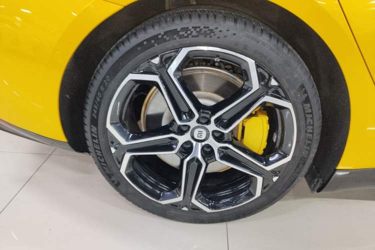 Used Xiaomi Auto SU7 2024 Rear-Drive Ultra-Long Range Advanced Pro-Level Intelligent Driving Version Right Rear Wheel Hub