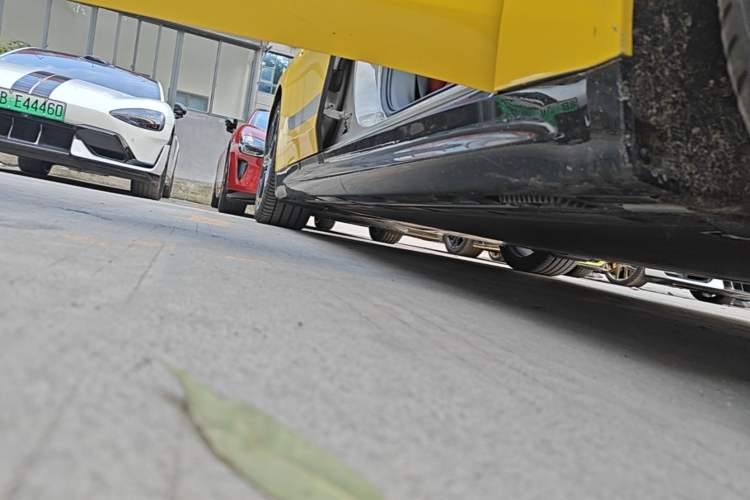 Used Xiaomi Auto SU7 2024 Four-Wheel Drive Ultra-Long Range Advanced Intelligent Driving Max Edition Right Side Sill