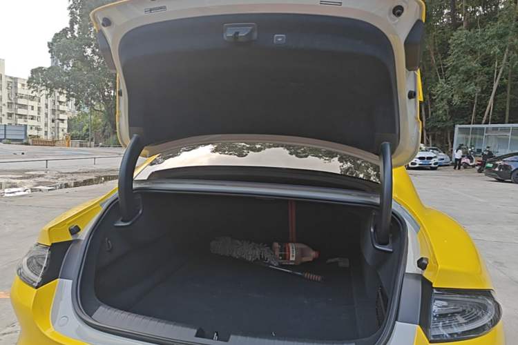 Used Xiaomi Auto SU7 2024 Four-Wheel Drive Ultra-Long Range Advanced Intelligent Driving Max Edition Trunk