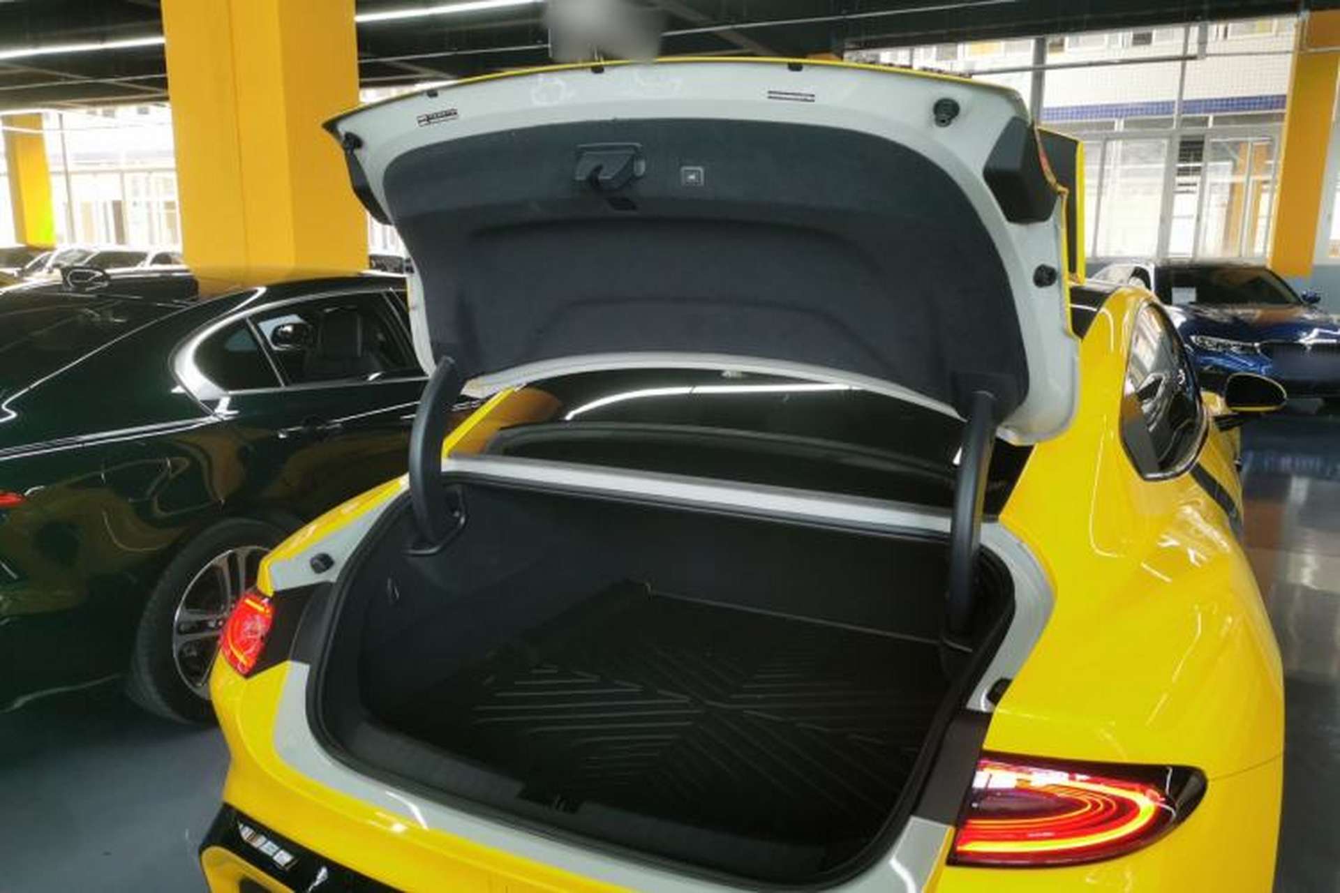 Used Xiaomi Auto SU7 2024 Four-Wheel Drive Ultra-Long Range Advanced Intelligent Driving Max Edition Trunk